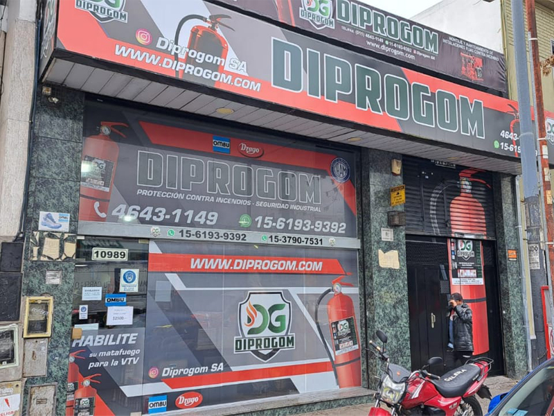 Cartel saliente y vidriera microperforado y ploteo persiana en vinilo